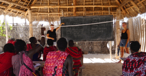 Frivilligt arbejde i udlandet Hands on Zanzibar Højskole i udlandet Zanzibar Højskolen elever underviser Masaier i engelsk undervisning