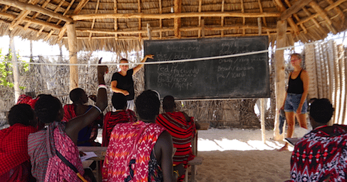 Frivilligt arbejde i udlandet Hands on Zanzibar Højskole i udlandet Zanzibar Højskolen elever underviser Masaier i engelsk undervisning