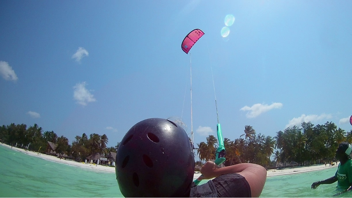 I bølgen blå som kitesurfer
